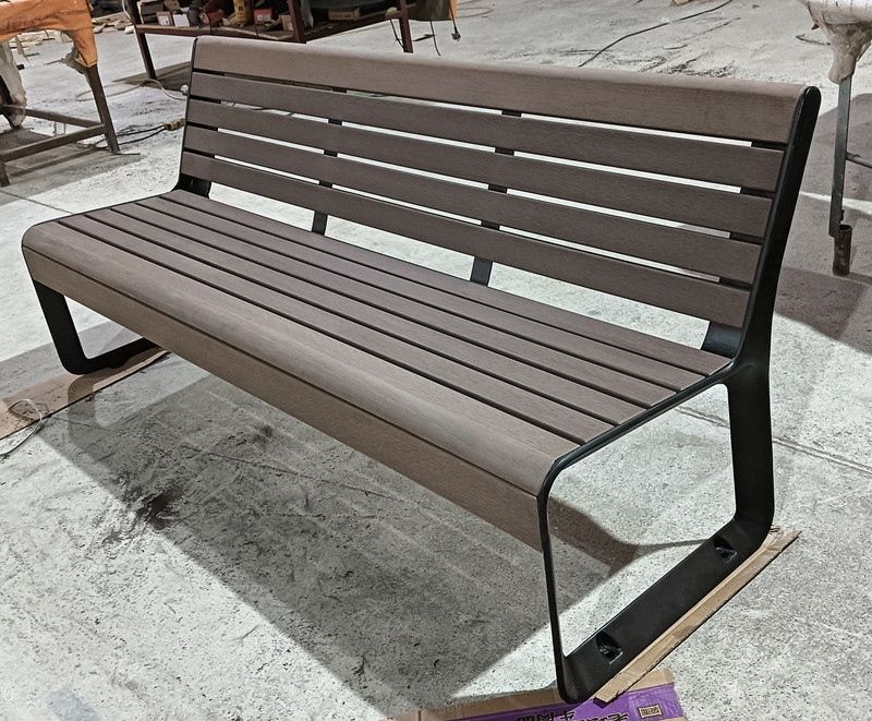 Outdoor Furniture Recycled Plastic - ม้านั่งพลาสติกรีไซเคิลสำหรับพื้นที่สาธารณะภายนอกอาคาร แบบมีพนักพิง สำหรับสวนสาธารณะ ถนนในเมือง หรือพื้นที่เชิงพาณิชย์ พร้อมที่นั่งไม้ระแนง